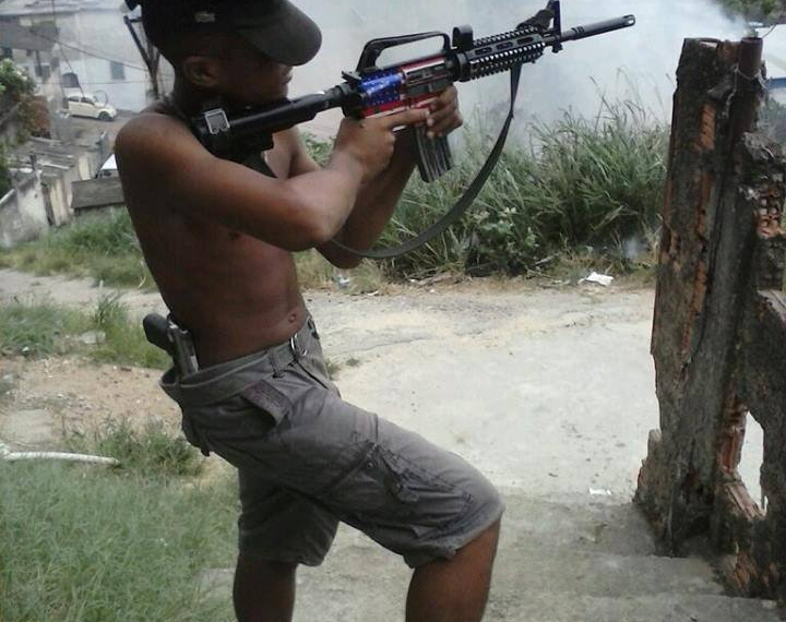 VOCÊ SABE O QUE É UM AK 47 NUMA FAVELA