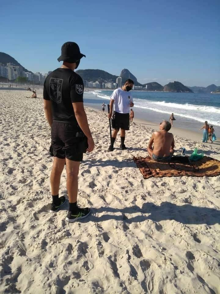 Guarda Municipal Multa Pessoas E Retiram Das Praias Do Rio