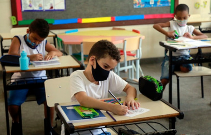 Mais 266 escolas retomam aulas presenciais Profissionais de Educação