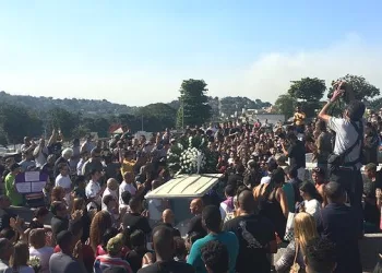 Sem a presença de autoridades, familiares se despedem do centésimo PM morto no RJ