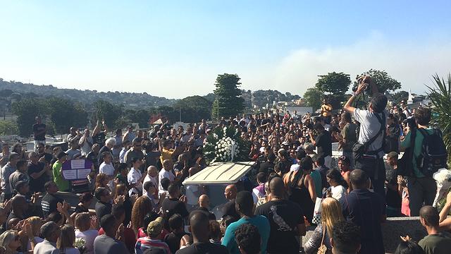 Sem a presença de autoridades, familiares se despedem do centésimo PM morto no RJ