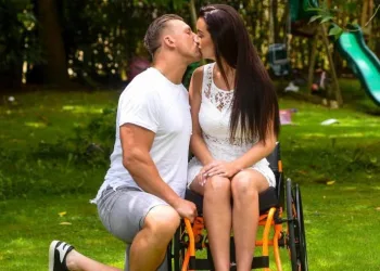 Mulher fica paraplégica, perde marido e namora o personal trainner