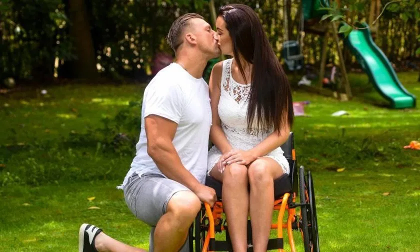 Mulher fica paraplégica, perde marido e namora o personal trainner
