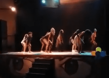 MÃE PIRA AO VER FILHA DANÇANDO FUNK