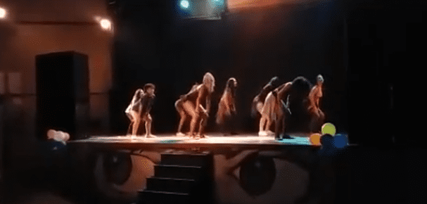 MÃE PIRA AO VER FILHA DANÇANDO FUNK