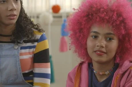 Avon lança filme sobre diferença entre elogios dados às crianças