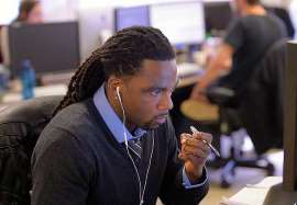 Airbnb, Itaú, Ambev e mais 97 têm vagas de estágios; veja lista