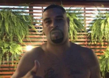 MULHER FAZ MACUMBA PARA ADRIANO IMPERADO!!! DIZ ELE