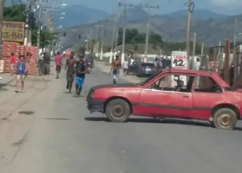 TIROS EM COMUNIDADE NA ZONA OESTE!!! TRANSITO PARADO!!!