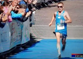 Atleta completa maratona com as partes íntimas à mostra e é aplaudido