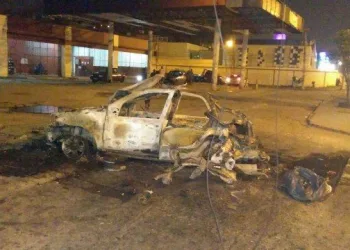 CARRO EXPLODE NA ZONA OESTE DO RIO!!! HÁ FERIDOS.