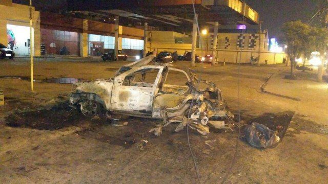 CARRO EXPLODE NA ZONA OESTE DO RIO!!! HÁ FERIDOS.