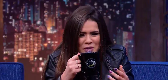 APRESENTADOR DE TV DA VODCKA PARA ATRIZ QUE É MENOR!!!