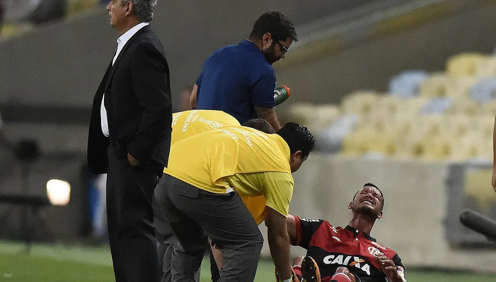 Réver tem lesão no ligamento do joelho direito e desfalca o Fla por um mês