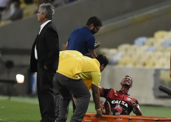 Réver tem lesão no ligamento do joelho direito e desfalca o Fla por um mês