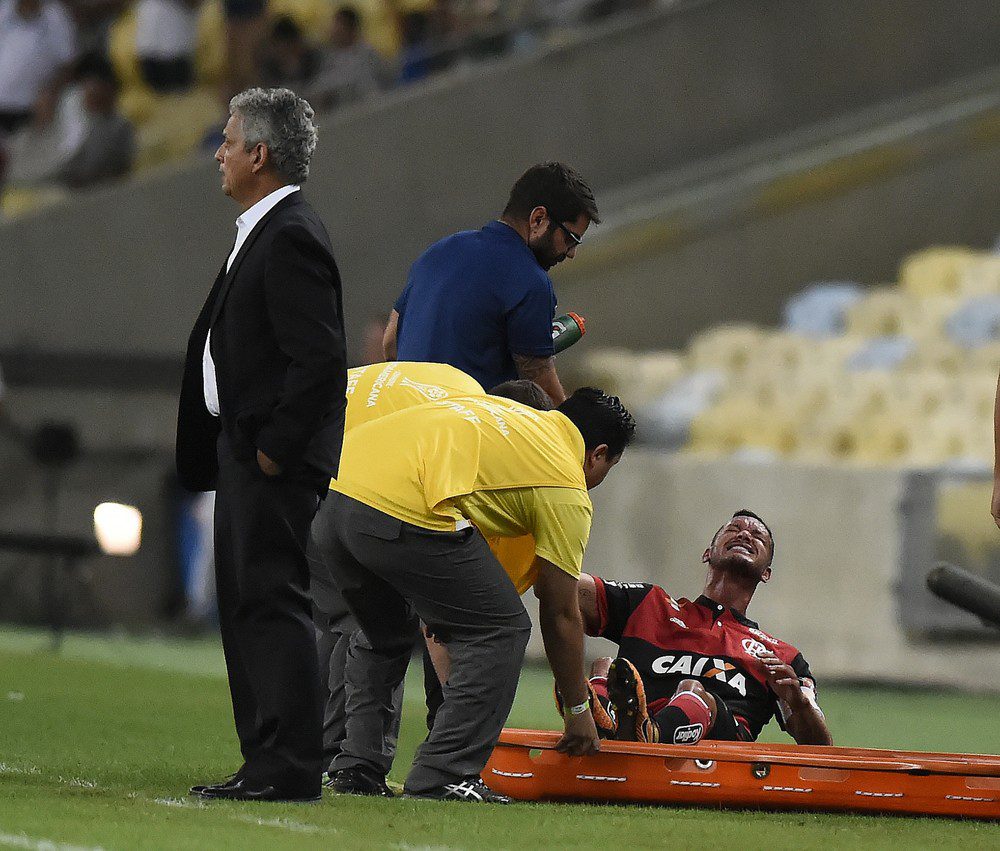 Réver tem lesão no ligamento do joelho direito e desfalca o Fla por um mês