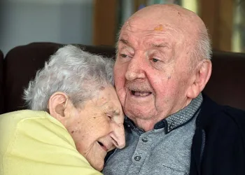 Mãe de 98 anos se interna em asilo para cuidar de filho de 80 anos