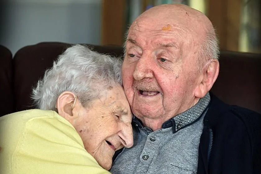 Mãe de 98 anos se interna em asilo para cuidar de filho de 80 anos