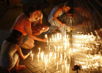 Corpos de estudantes mortos a tiros por colega em sala de aula são velados em Goiânia