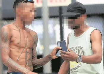 VICIADOS EM CRACK VENDEM CELULARES ROUBADOS  NA AVENIDA BRASIL
