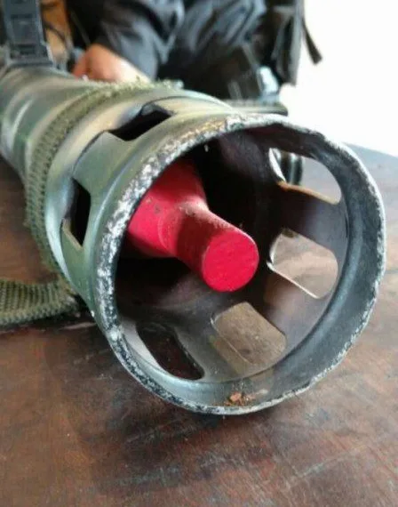 POLICIA ENCONTRA ARMA DE GUERRA EM COMUNIDADE DA ZONA OESTE!!!