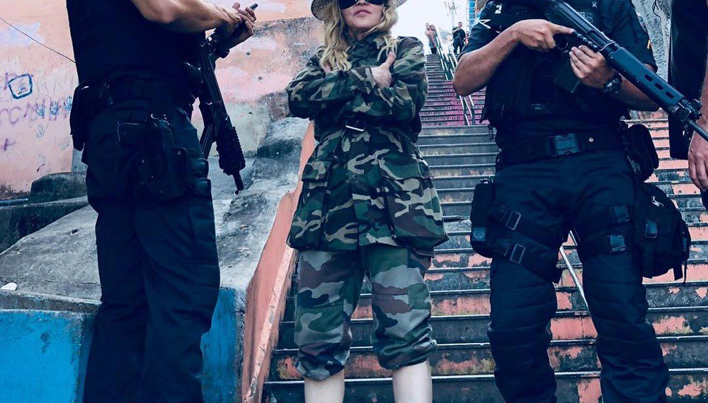 MADONNA VISITA FAVELA NO RIO DE JANEIRO