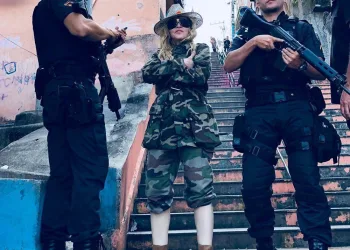 MADONNA VISITA FAVELA NO RIO DE JANEIRO
