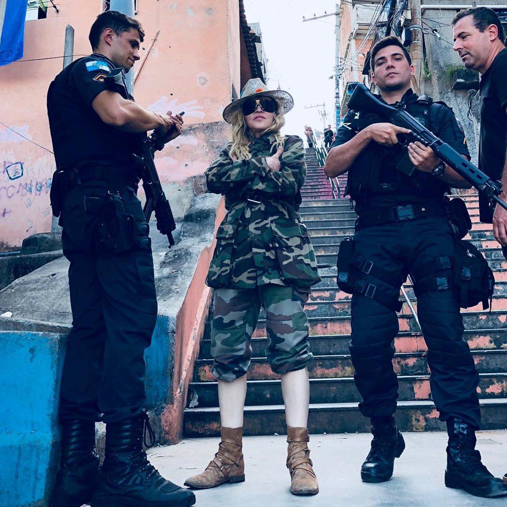 MADONNA VISITA FAVELA NO RIO DE JANEIRO