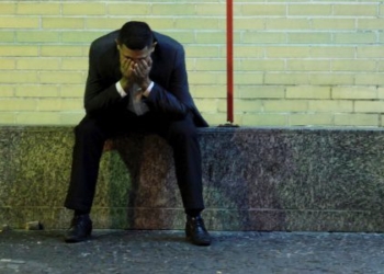 Menina de 12 anos é atingida por bala perdida ao sair de igreja na Rocinha