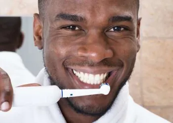 VOCÊ ESCOVA SEUS DENTES CORRETAMENTE?