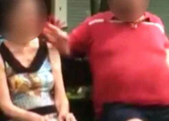 HOMEM AGRIDE IDOSA COM TAPAS