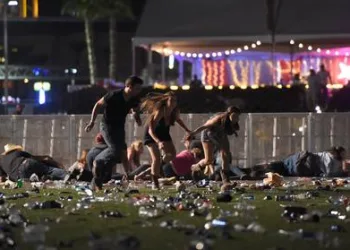Mais de 50 pessoas morreram e 400 ficaram feridas na madrugada desta segunda-feira quando um homem armado disparou contra a multidão durante um festival de música country em Mandalay Bay, um resort e cassino de Las Vegas. Segundo a polícia local, o atirador chamava-se Stephen Paddock, tinha 64 anos e era um morador local. Ele foi encontrado morto no quarto do hotel de onde havia disparado contra a multidão. Em seguida, a polícia chegou a deter uma mulher chamada Marilou Danley, que seria a companheira do atirador, mas, após interrogatório, autoridades disseram que ela não estava envolvida nos acontecimentos. Este é o ataque armado com maior número de vítimas na História dos EUA. Havia 40 mil pessoas no show no momento do ataque, das quais 416 foram inicialmente encaminhadas para atendimento médico.  O autor do massacre atirou do 32º andar do hotel Mandala Bay, localizado na avenida central Strip, onde acontecia a terceira e última noite do evento musical. O ataque começou pouco depois das 22h (horário local). A polícia encontrou diversas armas no quarto do hotel que estava sendo ocupado pelo atirador, após ter provocado uma explosão controlada para conseguir entrar nas acomodações, de acordo com o chefe da polícia de Las Vegas, o xerife Joseph Lombardo.  Pessoas tentam se proteger de tiros em Las Vegas Pessoas tentam se proteger de tiros em Las Vegas Foto: DAVID BECKER / AFP “Temos cerca de 50 mortos e 200 feridos no momento”, afirmou Lombardo em entrevista coletiva, indicando que o número de vítimas ainda poderá aumentar e, provavelmente, o ataque foi cometido por apenas uma pessoa. “Confirmamos que o suspeito foi morto. Esta é uma investigação ativa. Pedimos para não vir neste momento ao Strip”, em referência à rua onde aconteceu o ataque.  As autoridades não disseram se Marilou era suspeita de envolvimento indireto no ataque armado. Em sua conta do Facebook, que já foi apagada, ela se identificava como “uma mãe orgulhosa”. A polícia não acredita que o atirador estivesse associado a um grupo armado ou extremista. Mais tarde, os investigadores foram à sua casa e já encontraram os seus dois veículos.  — Não fazemos ideia de quais eram suas crenças — disse Lombardo. — Agora, acreditamos que ele era o único agressor. Já localizamos várias armas dentro do quarto que ele ocupava.  Vídeos mostram pânico em meio a ataque a tiros durante festival de Las Vegas  Feridos em show em Las Vegas Feridos em show em Las Vegas Foto: DAVID BECKER / AFP O cantor Jason Aldean, que conseguiu escapar, estava no palco quando os espectadores ouviram os primeiros tiros. Em poucos segundos, a música parou de tocar, segundo um vídeo divulgado nas redes sociais. Na gravação, é possível ver a confusão e o pânico tomando conta do festival sob o som de diversos tiros em sequência. Muitas pessoas pensaram, inicialmente, que o barulho era provocado por fogos de artifício.  “Esta noite vai além do horrível. Ainda não sei o que dizer, mas gostaria de informar a todos que minha equipe e eu estamos seguros. Meus pensamentos e orações vão para todos os afetados esta noite. Meu coração está partido que isto tenha acontecido com qualquer pessoa que estava aqui para ter uma noite divertida”, escreveu Aldean no Instagram.  Uma mulher identificada apenas como Christie declarou à emissora KLAS que ao ouvir os tiros correu com o marido para o carro. Quando chegaram ao estacionamento, encontraram um homem ferido, que pediu ajuda. O casal levou algumas pessoas para o hospital.  Pessoas socorrem feridos em show em Las Vegas Pessoas socorrem feridos em show em Las Vegas Foto: DAVID BECKER / AFP Dentre os feridos, estão dois policiais. Um deles encontra-se em estado crítico, e outro tem ferimentos leves, segundo agentes de segurança. Outro agente de segurança, que estava de folga assistindo ao show, morreu vítima dos disparos. Os hospitais da região estão sobrecarregados, segundo autoridades, após dezenas de ambulâncias terem socorrido as vítimas no festival.  A polícia fechou grande parte da Las Vegas Strip, a avenida onde ficam os principais hotéis-cassinos da cidade, e as autoridades pediram às pessoas que não transmitissem ao vivo ou compartilhassem (nas redes sociais) a posição dos agentes no local. O aeroporto de Las Vegas desviou vários voos após o incidente.  “É uma noite triste para Las Vegas”, escreveu a prefeitura no Twitter.  Uma pessoa ferida é carregada após tiroteio em Las Vegas Uma pessoa ferida é carregada após tiroteio em Las Vegas Foto: Chase Stevens / AP Nas redes sociais, um internauta relatou que o hotel do cassino estava fechado, enquanto outro afirmou que dois homens haviam disparado tiros. Testemunhas ouviram vários disparos no local, onde equipes da polícia estavam buscando o atirador mais cedo, segundo informações da CNN e do New York Times.  Os ataques armados em massa são um problema há muito conhecidos pelos americanos. Segundo o site Gun Violence, houve 272 grandes ataques armados nos Estados Unidos ao longo deste ano, sem considerar o ataque desta segunda-feira. Esta nova ação acontece sete meses após uma ação similar que deixou um morto e um ferido na mesma avenida, Las Vegas Strip.  Além disso, no ano passado, um atirador inspirado pelo Estado Islâmico abriu fogo na boate Pulse, em Orlando, deixando 49 mortos. O ataque foi uma ação terrorista mirando, especificamente, a comunidade LGBT, uma vez que este era o público-alvo da festa que acontecia na hora do ataque.