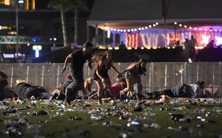 Mais de 50 pessoas morreram e 400 ficaram feridas na madrugada desta segunda-feira quando um homem armado disparou contra a multidão durante um festival de música country em Mandalay Bay, um resort e cassino de Las Vegas. Segundo a polícia local, o atirador chamava-se Stephen Paddock, tinha 64 anos e era um morador local. Ele foi encontrado morto no quarto do hotel de onde havia disparado contra a multidão. Em seguida, a polícia chegou a deter uma mulher chamada Marilou Danley, que seria a companheira do atirador, mas, após interrogatório, autoridades disseram que ela não estava envolvida nos acontecimentos. Este é o ataque armado com maior número de vítimas na História dos EUA. Havia 40 mil pessoas no show no momento do ataque, das quais 416 foram inicialmente encaminhadas para atendimento médico.  O autor do massacre atirou do 32º andar do hotel Mandala Bay, localizado na avenida central Strip, onde acontecia a terceira e última noite do evento musical. O ataque começou pouco depois das 22h (horário local). A polícia encontrou diversas armas no quarto do hotel que estava sendo ocupado pelo atirador, após ter provocado uma explosão controlada para conseguir entrar nas acomodações, de acordo com o chefe da polícia de Las Vegas, o xerife Joseph Lombardo.  Pessoas tentam se proteger de tiros em Las Vegas Pessoas tentam se proteger de tiros em Las Vegas Foto: DAVID BECKER / AFP “Temos cerca de 50 mortos e 200 feridos no momento”, afirmou Lombardo em entrevista coletiva, indicando que o número de vítimas ainda poderá aumentar e, provavelmente, o ataque foi cometido por apenas uma pessoa. “Confirmamos que o suspeito foi morto. Esta é uma investigação ativa. Pedimos para não vir neste momento ao Strip”, em referência à rua onde aconteceu o ataque.  As autoridades não disseram se Marilou era suspeita de envolvimento indireto no ataque armado. Em sua conta do Facebook, que já foi apagada, ela se identificava como “uma mãe orgulhosa”. A polícia não acredita que o atirador estivesse associado a um grupo armado ou extremista. Mais tarde, os investigadores foram à sua casa e já encontraram os seus dois veículos.  — Não fazemos ideia de quais eram suas crenças — disse Lombardo. — Agora, acreditamos que ele era o único agressor. Já localizamos várias armas dentro do quarto que ele ocupava.  Vídeos mostram pânico em meio a ataque a tiros durante festival de Las Vegas  Feridos em show em Las Vegas Feridos em show em Las Vegas Foto: DAVID BECKER / AFP O cantor Jason Aldean, que conseguiu escapar, estava no palco quando os espectadores ouviram os primeiros tiros. Em poucos segundos, a música parou de tocar, segundo um vídeo divulgado nas redes sociais. Na gravação, é possível ver a confusão e o pânico tomando conta do festival sob o som de diversos tiros em sequência. Muitas pessoas pensaram, inicialmente, que o barulho era provocado por fogos de artifício.  “Esta noite vai além do horrível. Ainda não sei o que dizer, mas gostaria de informar a todos que minha equipe e eu estamos seguros. Meus pensamentos e orações vão para todos os afetados esta noite. Meu coração está partido que isto tenha acontecido com qualquer pessoa que estava aqui para ter uma noite divertida”, escreveu Aldean no Instagram.  Uma mulher identificada apenas como Christie declarou à emissora KLAS que ao ouvir os tiros correu com o marido para o carro. Quando chegaram ao estacionamento, encontraram um homem ferido, que pediu ajuda. O casal levou algumas pessoas para o hospital.  Pessoas socorrem feridos em show em Las Vegas Pessoas socorrem feridos em show em Las Vegas Foto: DAVID BECKER / AFP Dentre os feridos, estão dois policiais. Um deles encontra-se em estado crítico, e outro tem ferimentos leves, segundo agentes de segurança. Outro agente de segurança, que estava de folga assistindo ao show, morreu vítima dos disparos. Os hospitais da região estão sobrecarregados, segundo autoridades, após dezenas de ambulâncias terem socorrido as vítimas no festival.  A polícia fechou grande parte da Las Vegas Strip, a avenida onde ficam os principais hotéis-cassinos da cidade, e as autoridades pediram às pessoas que não transmitissem ao vivo ou compartilhassem (nas redes sociais) a posição dos agentes no local. O aeroporto de Las Vegas desviou vários voos após o incidente.  “É uma noite triste para Las Vegas”, escreveu a prefeitura no Twitter.  Uma pessoa ferida é carregada após tiroteio em Las Vegas Uma pessoa ferida é carregada após tiroteio em Las Vegas Foto: Chase Stevens / AP Nas redes sociais, um internauta relatou que o hotel do cassino estava fechado, enquanto outro afirmou que dois homens haviam disparado tiros. Testemunhas ouviram vários disparos no local, onde equipes da polícia estavam buscando o atirador mais cedo, segundo informações da CNN e do New York Times.  Os ataques armados em massa são um problema há muito conhecidos pelos americanos. Segundo o site Gun Violence, houve 272 grandes ataques armados nos Estados Unidos ao longo deste ano, sem considerar o ataque desta segunda-feira. Esta nova ação acontece sete meses após uma ação similar que deixou um morto e um ferido na mesma avenida, Las Vegas Strip.  Além disso, no ano passado, um atirador inspirado pelo Estado Islâmico abriu fogo na boate Pulse, em Orlando, deixando 49 mortos. O ataque foi uma ação terrorista mirando, especificamente, a comunidade LGBT, uma vez que este era o público-alvo da festa que acontecia na hora do ataque.