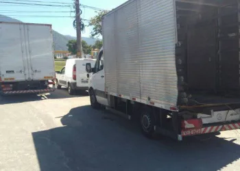POLICIA RECUPERA QUATRO VEÍCULOS ROUBADOS EM COMUNIDADE DA ZONA OESTE!!!