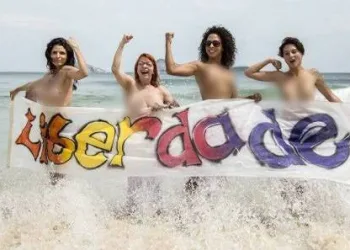 MULHERES FAZEM TOPLESSAÇO EM IPANEMA