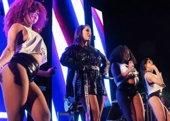 ANITTA EXIBE ALIANÇA EM SHOW