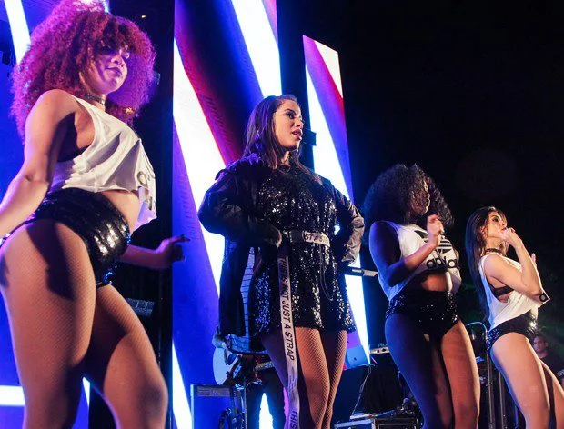 ANITTA EXIBE ALIANÇA EM SHOW