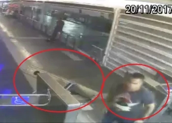 Câmeras de segurança flagram vandalismo em estação de BRT na Zona Oeste