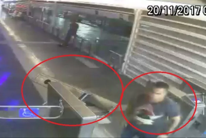 Câmeras de segurança flagram vandalismo em estação de BRT na Zona Oeste