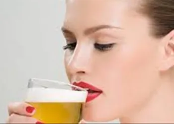 MULHER QUE TOMA CERVEJA É MAIS FELIZ E TÊM MENOS CHANCES DE INFARTAR