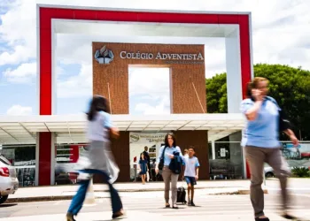 Aluno expulso por “dedada” no ânus processa Colégio Adventista