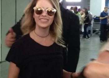 CANTORA É AGREDIDAPOR FÃ  EM AEROPORTO