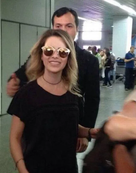 CANTORA É AGREDIDAPOR FÃ  EM AEROPORTO