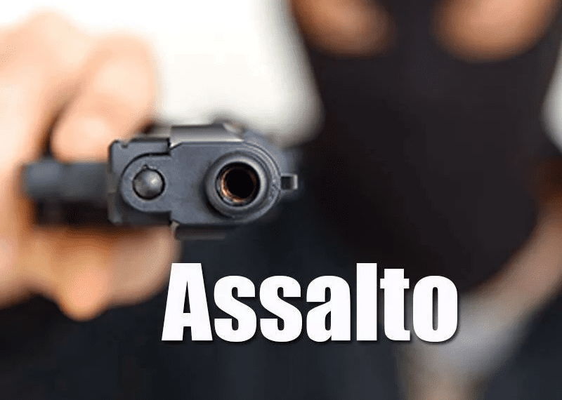 PM de folga enfrenta assaltantes com o filho no colo e mata dois(VIDEO)