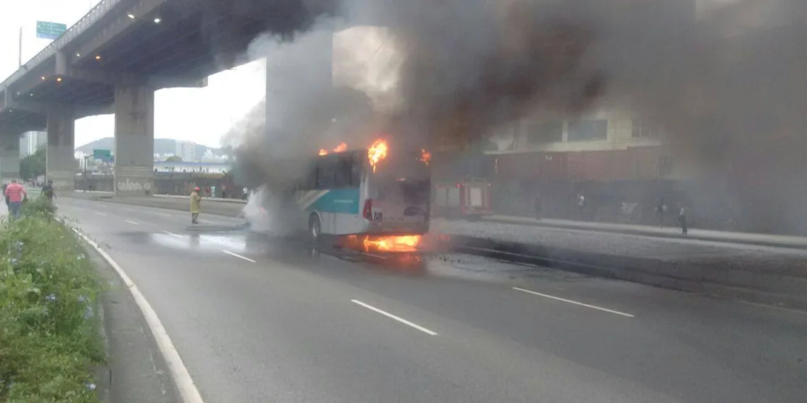 INCÊNDIO EM ÔNIBUS FECHA PARCIALMENTE A AVENIDA BRASIL!!!!