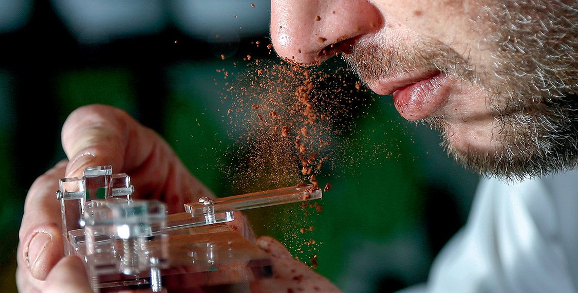 Cheirar cacau em pó: a nova moda nas baladas