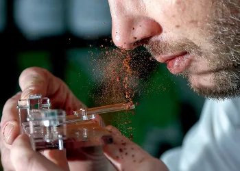 Cheirar cacau em pó: a nova moda nas baladas