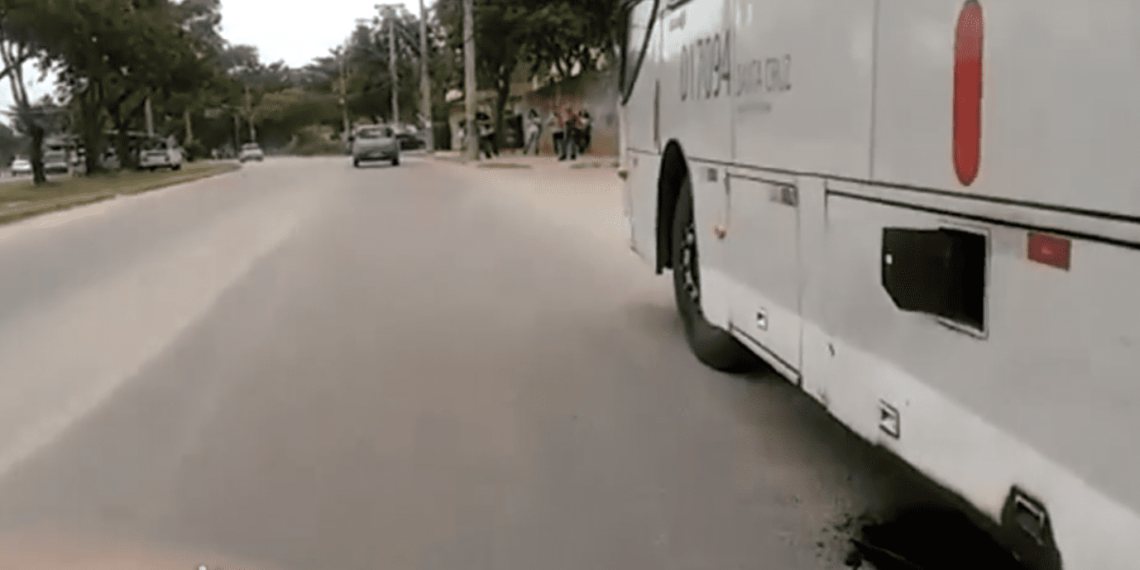 CHÃO DE ÔNIBUS DESABA NA ZONA OESTE!!!!