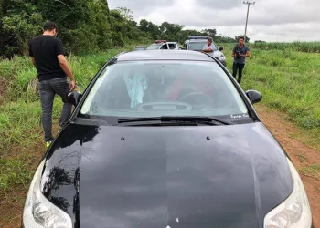 Casal morre por asfixia dentro de carro