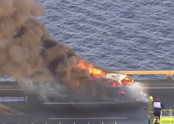 CARRO INCENDIADO EM PROTESTO NA PONTE